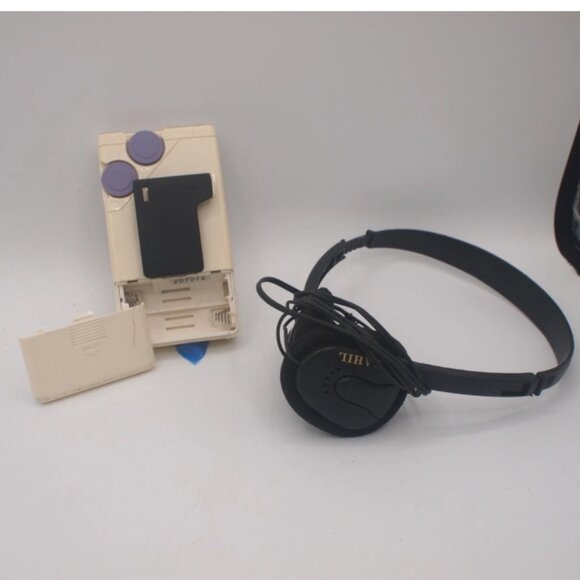 Sony SRF-16W Walkman Portable FM/AM Radio Stereo Receiver w/ Clip - Picture 2 of 3